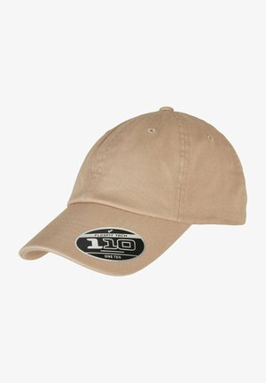 Beige caps med en buet skygge, laget av teksturert stoff. Har en svart etikett med "FLEXFIT TECH 110" foran for størrelsesjustering.