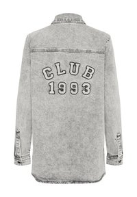Szara kurtka dżinsowa z tylnym wzorem z czarnym wyszywanym napisem "CLUB 1993", długie rękawy oraz mankiety zapinane na guziki. Detal postrzępionego dołu.