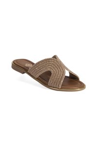 Sabot marron avec une sangle tissée texturée et un accent doré. Design open toe avec une semelle intérieure rembourrée et une semelle plate en caoutchouc.