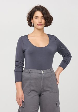 - Bluzka z długim rękawem