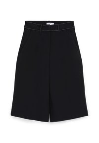 Bermuda neri con un design sartoriale, caratterizzati da gamba larga, tasche frontali, una cintura e cuciture bianche a contrasto lungo la vita.