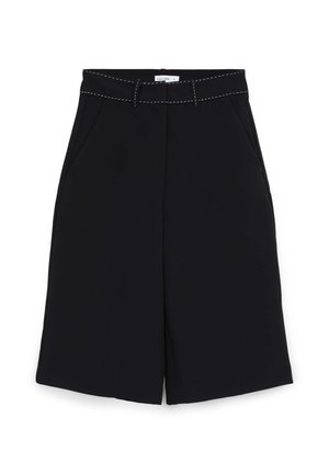 Bermudas noires au design ajusté, avec une jambe large, des poches avant, une ceinture et des coutures blanches contrastantes le long de la taille.