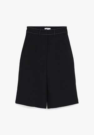 Bermudas noires au design ajusté, avec une jambe large, des poches avant, une ceinture et des coutures blanches contrastantes le long de la taille.