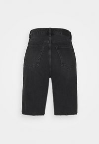Short en denim noir taille haute avec deux poches arrière et ourlets effilochés, présenté de dos sur un fond uni.