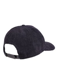 Sapca de baseball din catifea albastră închisă, cu o margine curbată și curea din plastic ajustabilă la spate. Prezintă un material texturat și șase găuri de ventilație.
