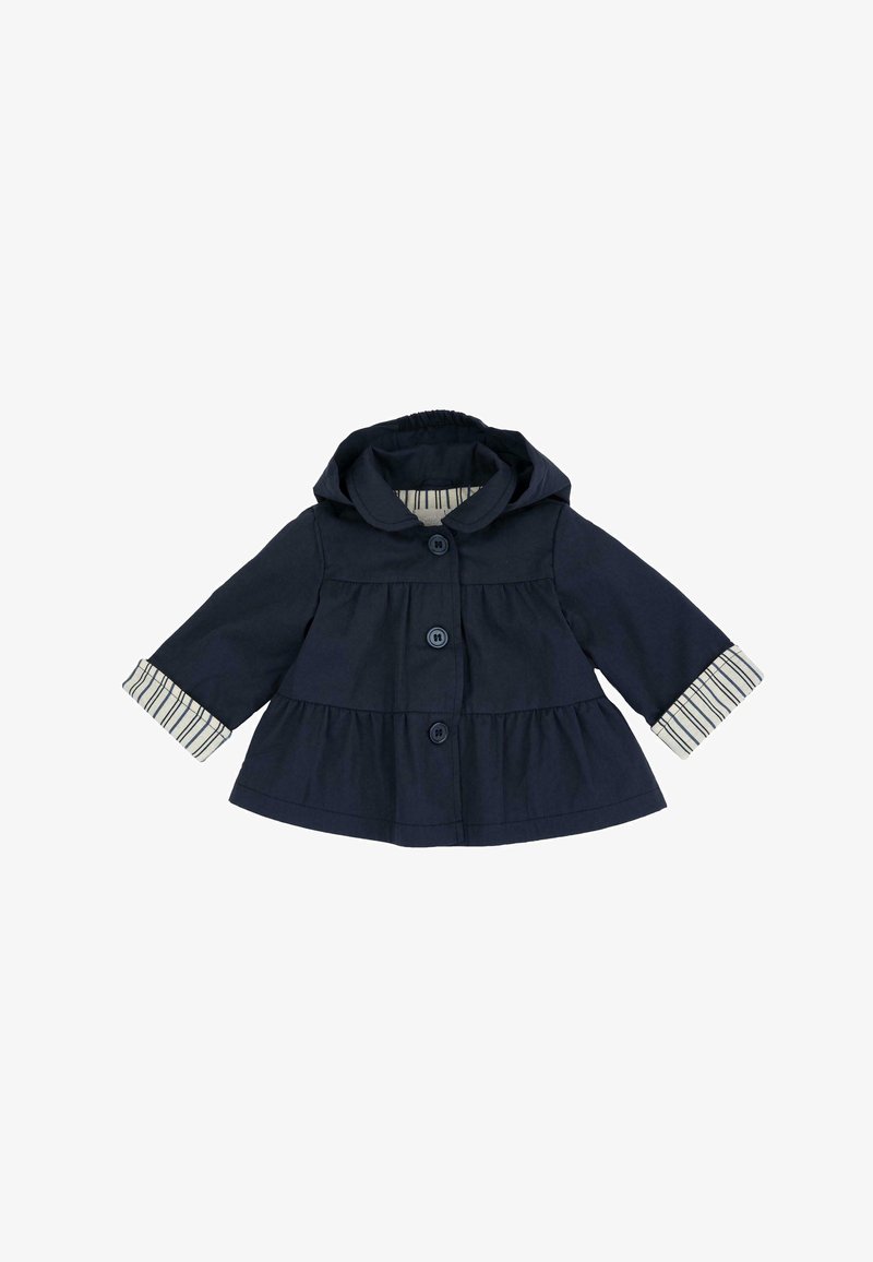 Veste pour tout-petits bleu marine avec capuche, trois boutons à l'avant, et bords rayés aux poignets et à la doublure de la capuche.