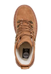 Botín de ante marrón con ojales de metal y cordones, forro interior de felpa y suela de goma texturizada. Presenta un talón con lazo para ponérselo fácilmente.