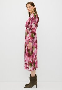 adL PATTERNED - Freizeitkleid - printed fuschia