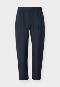Pantalon droit bleu marine avec passants pour ceinture et plis sur le devant, présenté sur un fond blanc.