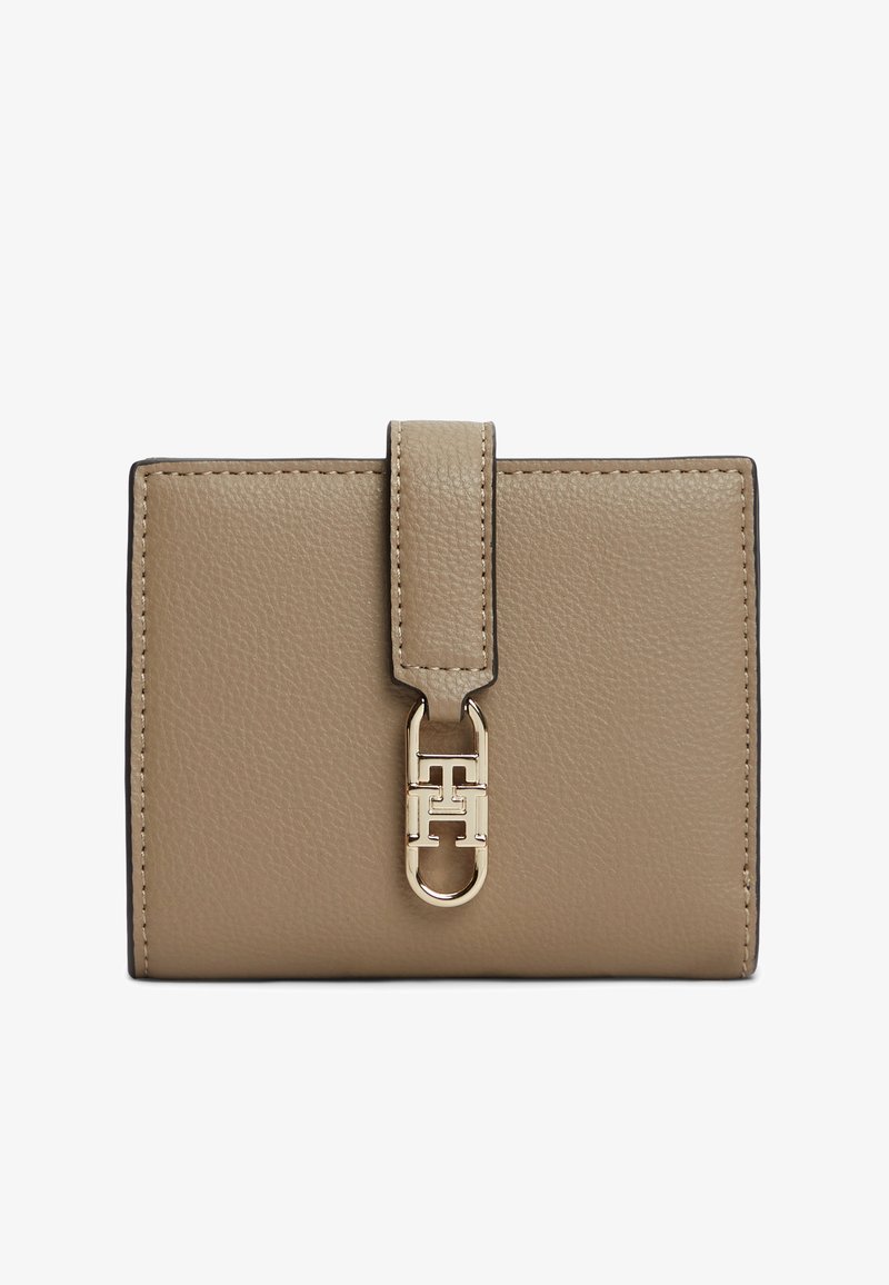 Petit portefeuille en cuir beige avec surface texturée, bords cousus et un fermoir métallique doré avec un design double-T.
