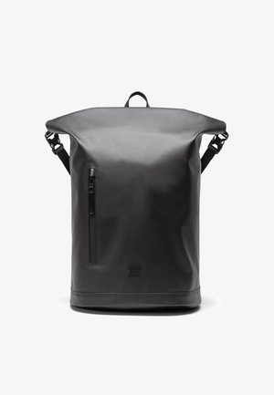 Zwarte roll-top rugzak gemaakt van glad, duurzaam materiaal. Beschikt over een voorvak met rits en verstelbare banden voor comfort. Minimaal merklogo.