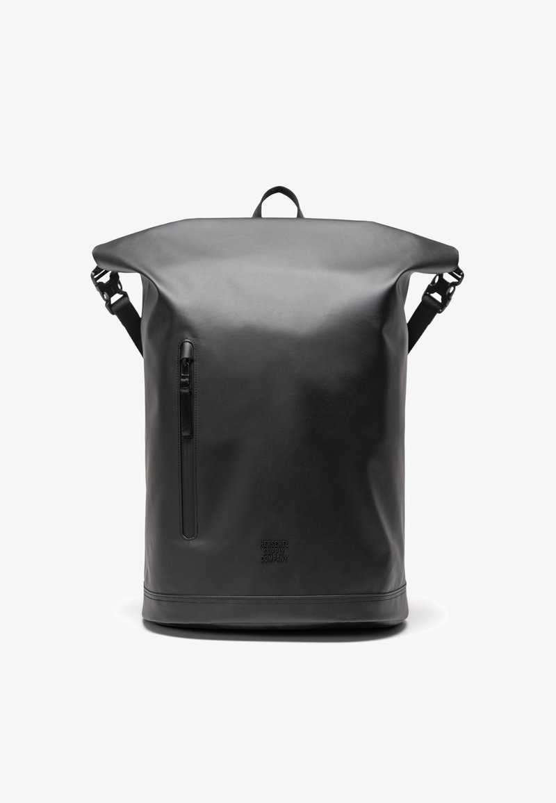 Svart rulltoppryggsäck tillverkad av slät, hållbar material. Har en framficka med dragkedja och justerbara remmar för komfort. Minimal märkning.