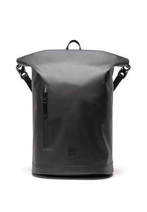 Čierny rolovací batoh vyrobený z hladkého a odolného materiálu. Obsahuje predné vrecko na zips a nastaviteľné popruhy pre pohodlie. Minimálne označenie značky.