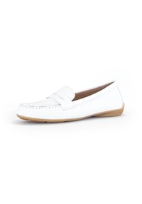 Mocassin en cuir blanc avec un bout arrondi, présentant un design cousu, une semelle en caoutchouc plate marron et une sangle décorative sur le devant.