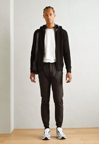 INDICODE JEANS Strickjacke - black