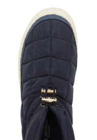 Zapatillas de deporte acolchadas en color navy con puntera de goma blanca texturizada y cierre de cordones con toggles dorados, mostrando una vista superior y un diseño acolchado.