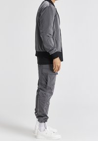 SIKSILK Bomberjacka - black