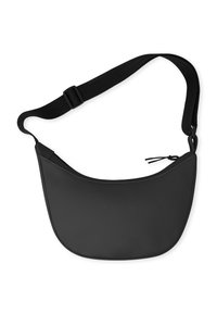 Borsa a spalla nera e curva realizzata in materiale liscio. Presenta una tracolla nera regolabile e cuciture sottili lungo il bordo superiore.