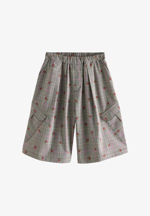 Pantaloni scurți gri în carouri cu talie elastică, buzunare cargo laterale și mici imprimeuri florale roșii pe material cu linii subțiri roz.