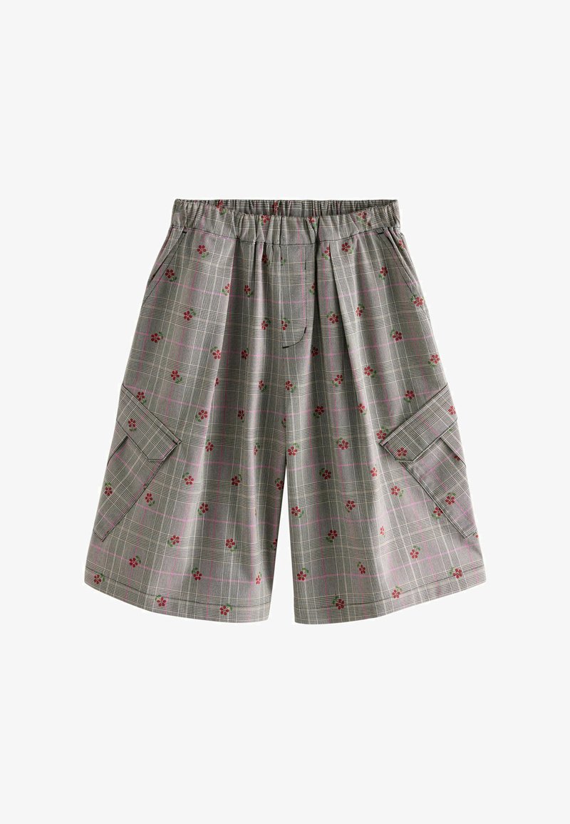 Short gris à carreaux avec ceinture élastique, poches cargo latérales et petits motifs floraux rouges sur tissu à fines lignes roses.