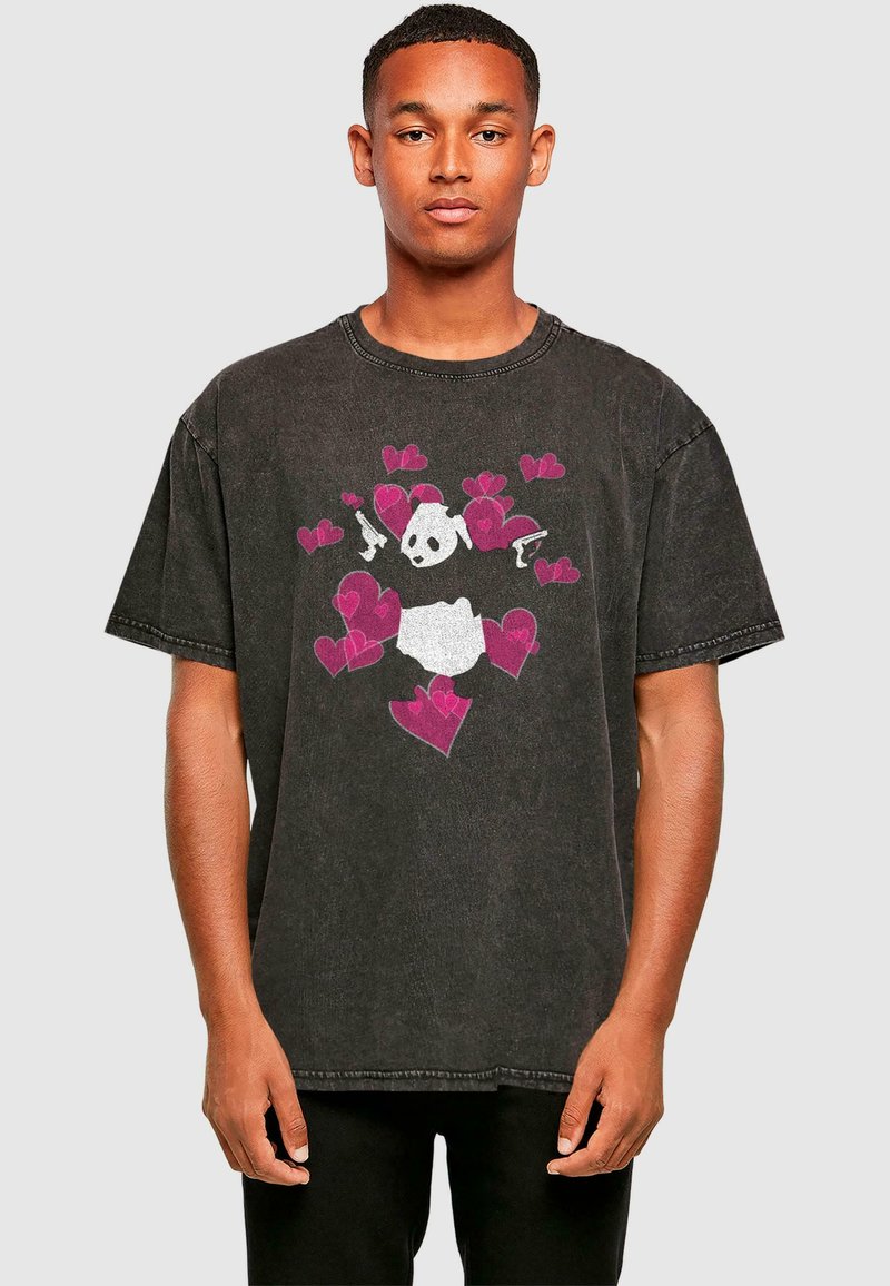 Sort oversized t-shirt med et panda grafik omgivet af pink hjerter. Lavet af bomuld med en blød tekstur og design med rund hals.