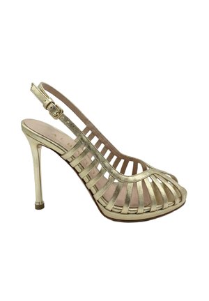 Sandalo slingback metallizzato oro con tacco alto, punta aperta, molte sottili cinghie e chiusura con fibbia regolabile.