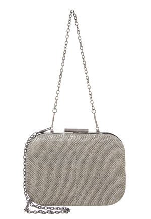 Mała prostokątna srebrna kopertówka wieczorowa o drobnej fakturze siateczki i metalowym łańcuszku na ramię.