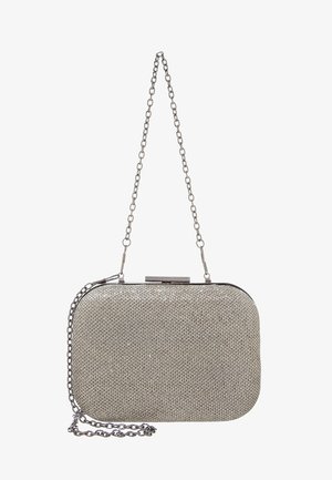 Mała prostokątna srebrna kopertówka wieczorowa o drobnej fakturze siateczki i metalowym łańcuszku na ramię.