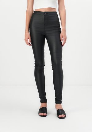 Zwarte high-waisted leggings gemaakt van een rekbaar, glanzend materiaal. Aansluitend ontwerp met een knoopsluiting in de taille en zonder zichtbare zakken.