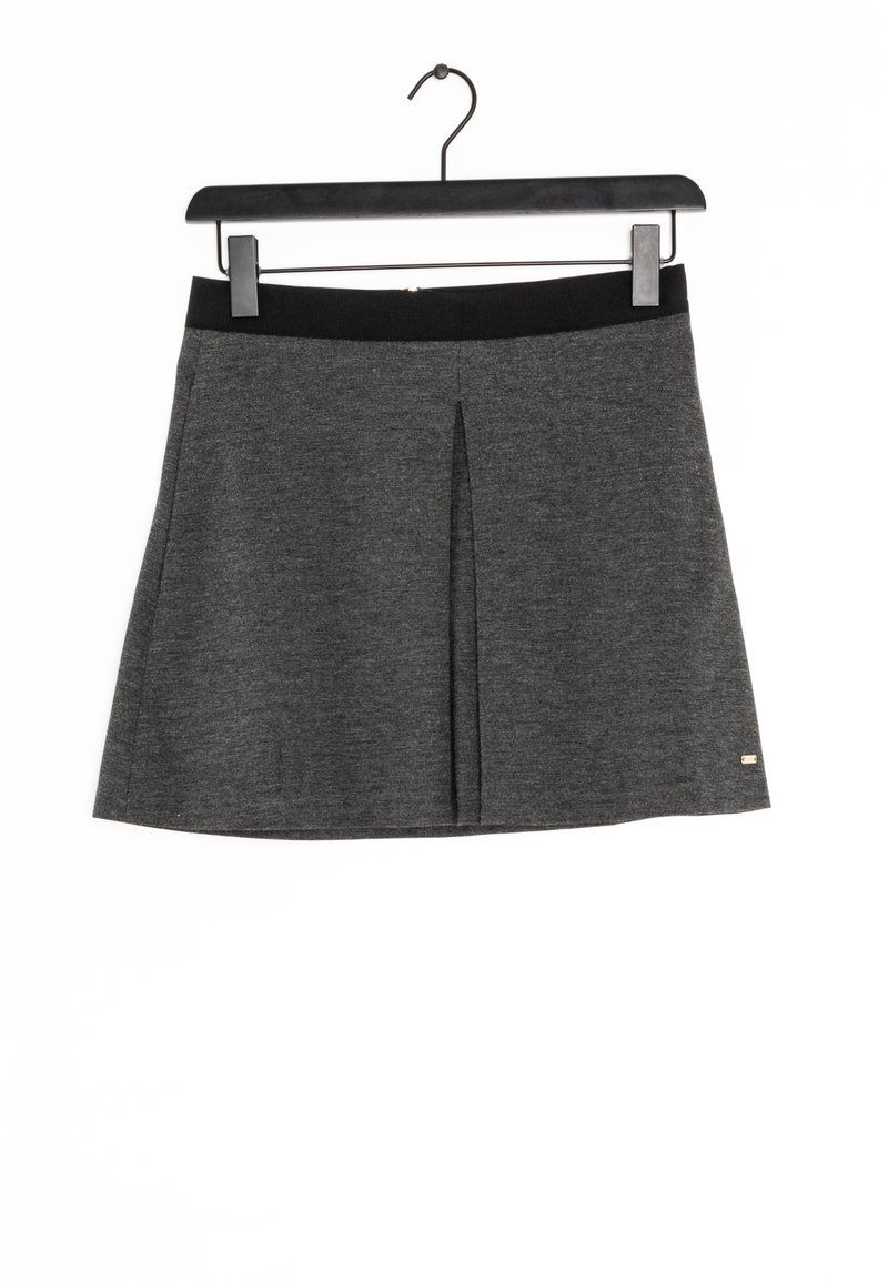 Falda gris con una cinturilla negra, que presenta un diseño de pliegue delantero. Está hecha de una tela suave y tiene una etiqueta en la parte inferior derecha.