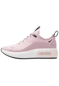 Ljust rosa sneaker med en texturerad mesh-övre del, svarta accenter och en synlig luftdämpningsenhet i sulan. Har rundad tå och snörningsdesign.