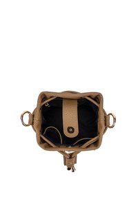 Quadratische, hellbraune Lederhandtasche mit strukturierter Oberfläche, goldfarbenen Beschlägen und schwarzem Stoffinnenfutter. Verfügt über einen Klappenverschluss und eine Innentasche.