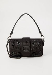 Černá syntetická kabelka s květinovými ozdobami a korálkovými akcenty. Obsahuje horní madlo a řetízkový popruh pro univerzálnost.