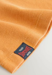 Superdry & Co REGULAR FIT - T-shirt med print - deep yellow
