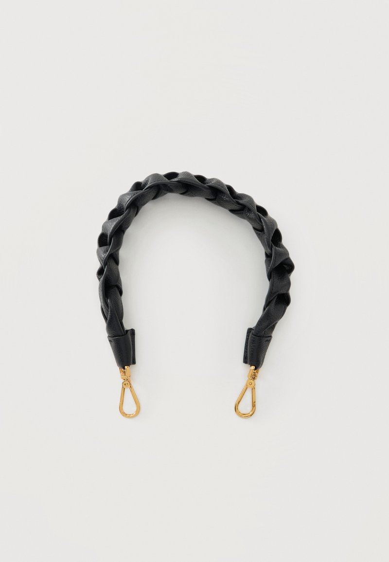 Bandoulière de sac en cuir noir tressé avec fermoirs métalliques dorés aux deux extrémités, sur fond clair uni.