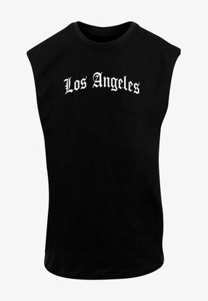 Fekete ujjatlan póló, pamutból készült, fehér "Los Angeles" felirattal díszített betűtípussal a mellkasán. Simább textúrájú.