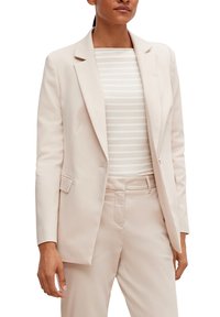 Marynarka w jasnobeżowym materiale o gładkiej fakturze, z pojedynczym zapięciem na guzik, klapami z wycięciem i dwiema przednimi kieszeniami, zestawiona z paskowanym topem.