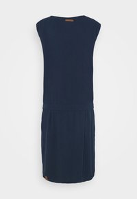 Mörkblå klänning med rund halsringning, ärmlös design, samlad midja och en liten brun logotypetikett vid fållen. Slät textur.