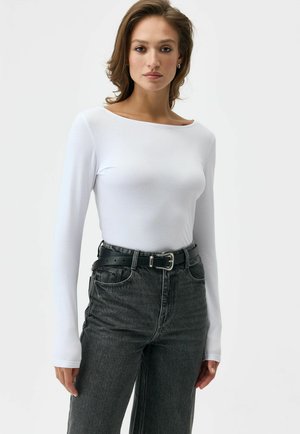 - Bluzka z długim rękawem