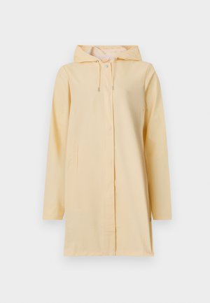 Impermeable amarillo con capucha, cierre frontal y botones; cuenta con dos bolsillos laterales y un corte holgado. Textura suave.