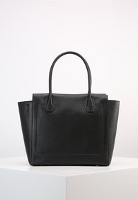 Sac fourre-tout en cuir noir avec surface texturée, forme structurée, poignées doubles et un panneau avant avec détail embossé.