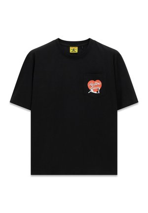 Schwarzes T-Shirt mit kurzen Ärmeln und Brusttasche mit rotem Herzgrafik und weißem Text „Hysteric Guess“ mit zwei kleinen weißen Figuren.