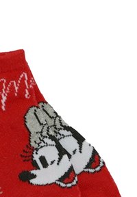 Calze rosse in tessuto lavorato a maglia con un personaggio di cane dei cartoni animati e testo decorativo bianco. Il design include accenti neri e una texture morbida.