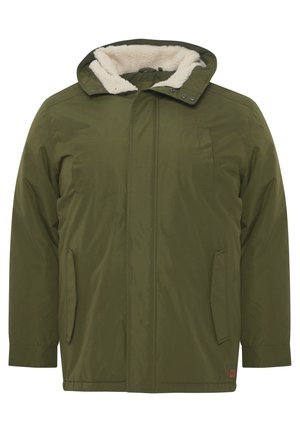 Giacca verde oliva con cappuccio foderato in sherpa, zip frontale, due tasche applicate e tessuto esterno liscio per calore e comfort.