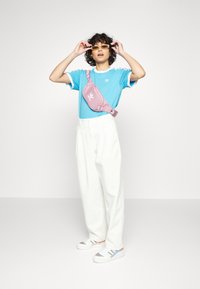 adidas Originals Marškinėliai su spaudiniu - app sky rush