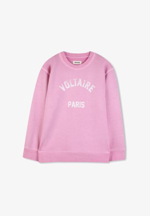 Sweat-shirt rose à manches longues avec col rond, présentant le texte blanc "VOLTAIRE" en arc au-dessus de "PARIS" sur le devant.