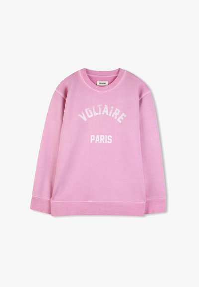 Różowa bluza z długim rękawem i okrągłym dekoltem, z białym napisem "VOLTAIRE" łukowato nad "PARIS" na przodzie.