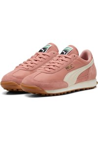 Puma Easy Rider tornacipő rózsaszínben, velúr és szövet anyagokkal, fehér részletekkel, texturált gumitalppal és klasszikus sportos dizájnnal.