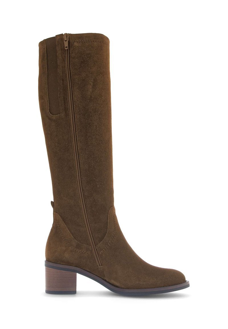 Bruine suede kniehoge laars met een blokhak, voorzien van een ritssluiting aan de zijkant en een gebogen stiksel detail langs de schacht. Zachte textuur overal.