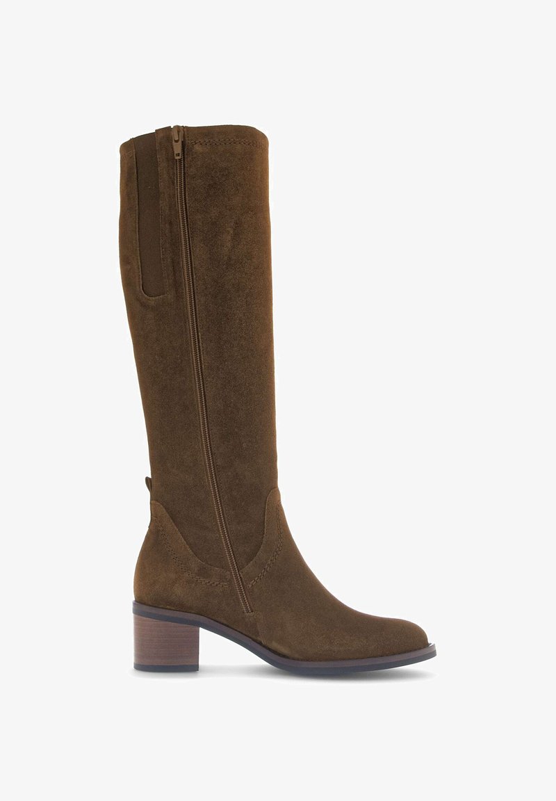 Bruine suede kniehoge laars met een blokhak, voorzien van een ritssluiting aan de zijkant en een gebogen stiksel detail langs de schacht. Zachte textuur overal.